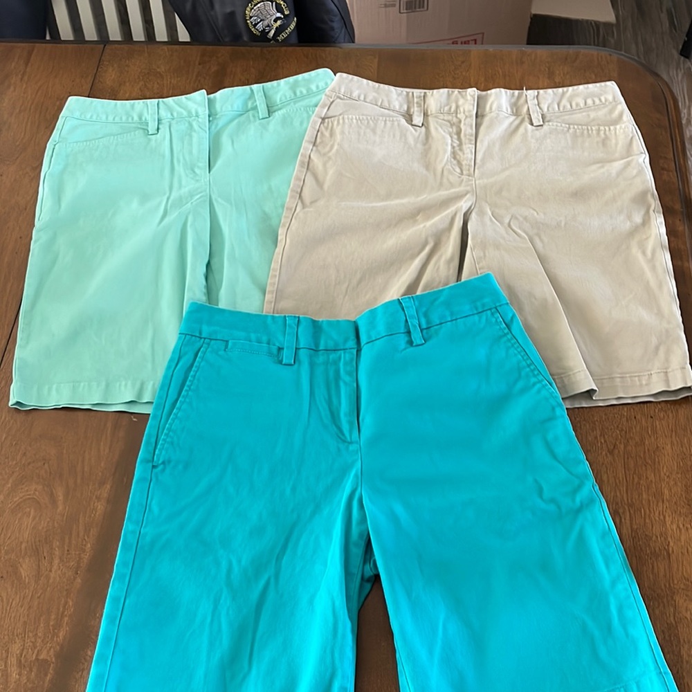 Women’s Lands End mid rise shorts